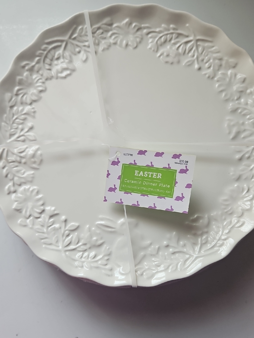 Ceramic Dinner Plate in White – Embossed Leaf Rim